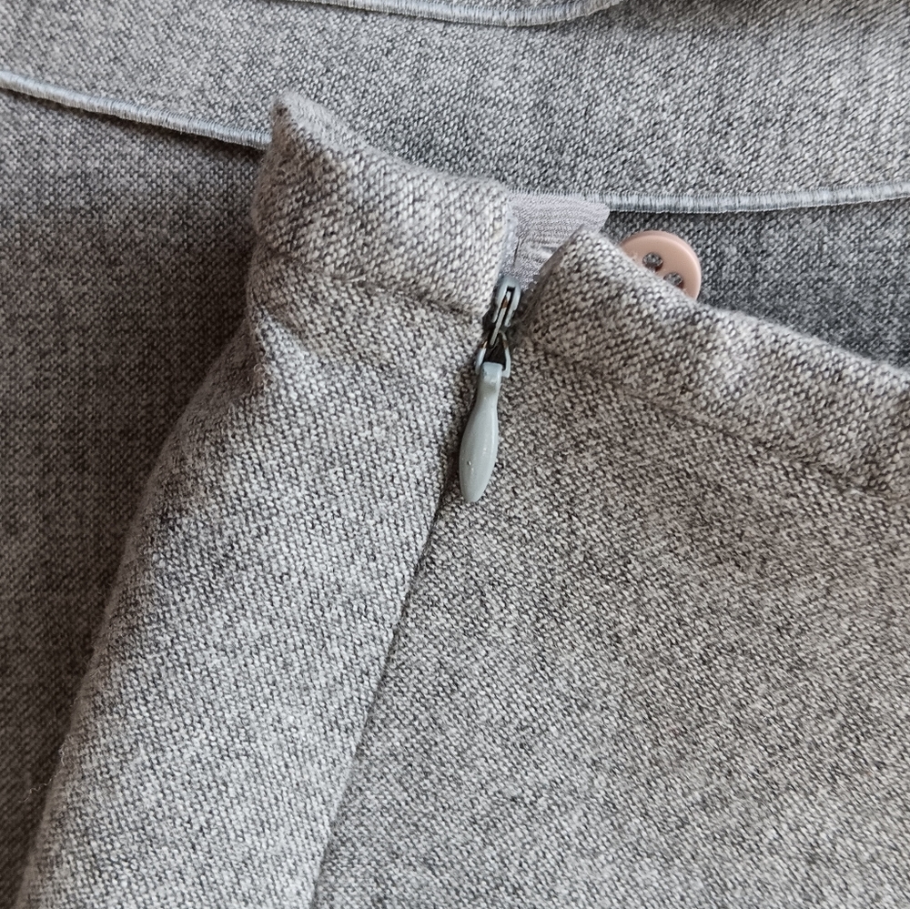 ARMANI COLLEZIONI Gray Ruffled Wool Suit Size 40 or 8 - Picture 7 of 9